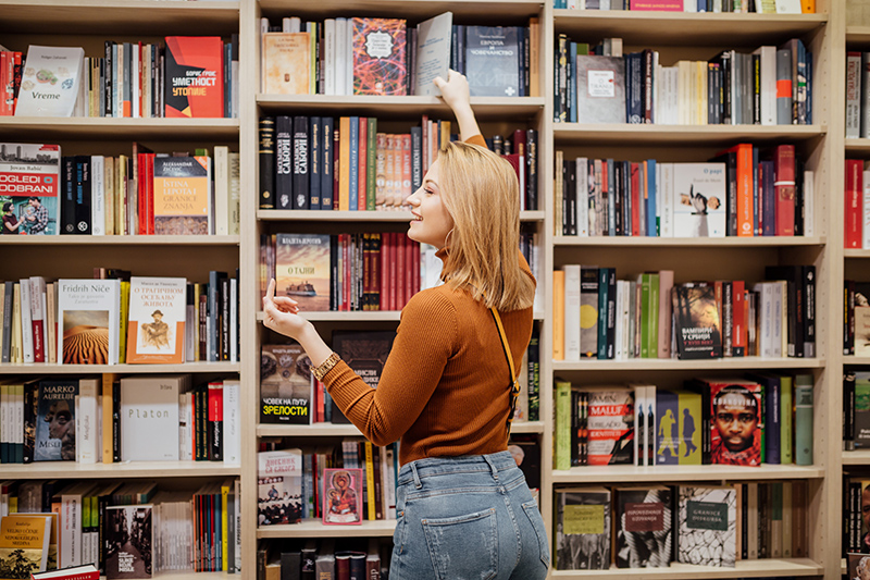 本屋で本を選ぶ女性