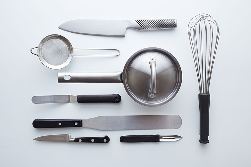 小鍋やナイフなどの調理器具