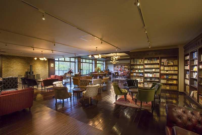蓼科のおすすめ温泉宿は ３万冊の蔵書を誇るラウンジ バーが人気
