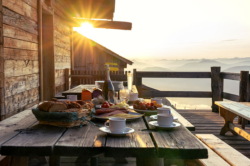 朝日が昇る自然の中で朝食