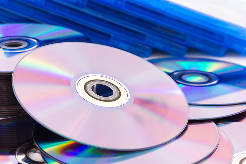 知っていれば簡単！大量のCD・DVDを捨てる基準と安全な捨て方 | 本・DVD・ゲームの買取【もったいない本舗】
