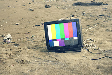 砂浜に捨てられたテレビ