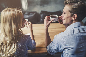 カフェでコーヒーを飲むカップル