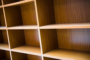 空っぽの本棚