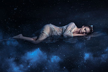 星空で眠る女性